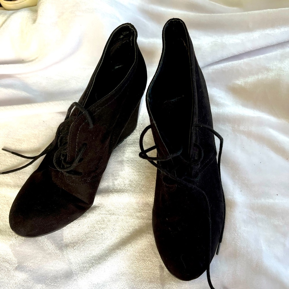 Arizona Brand Suede Lace Up Wedge Booties Womens size 9